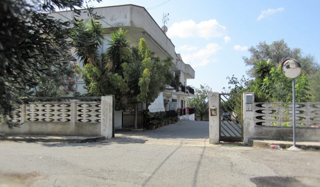Case in vendita a Roseto Capo Spulico - Piano rialzato con terrazzo e garage - ingresso indipendente